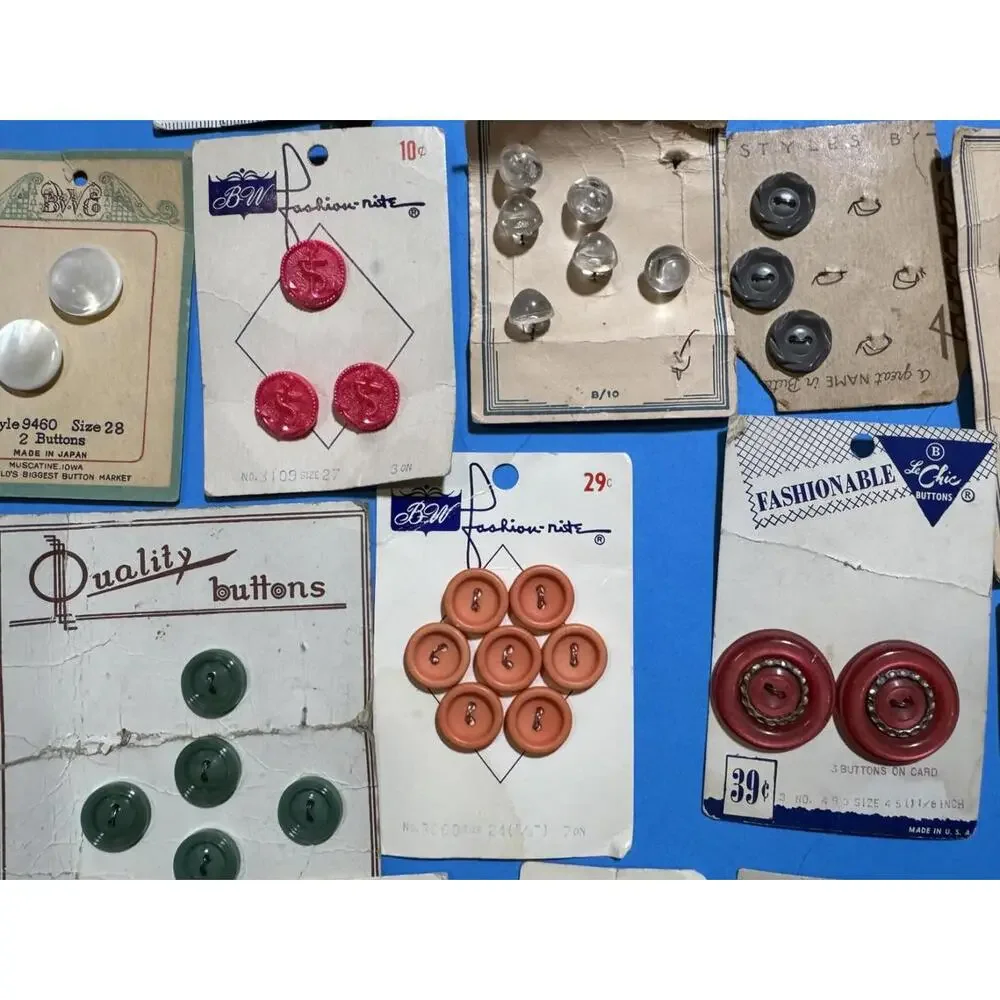 Vintage Lot of 95  Buttons on 25 Cards La Chic Costumakers  La Mode   C